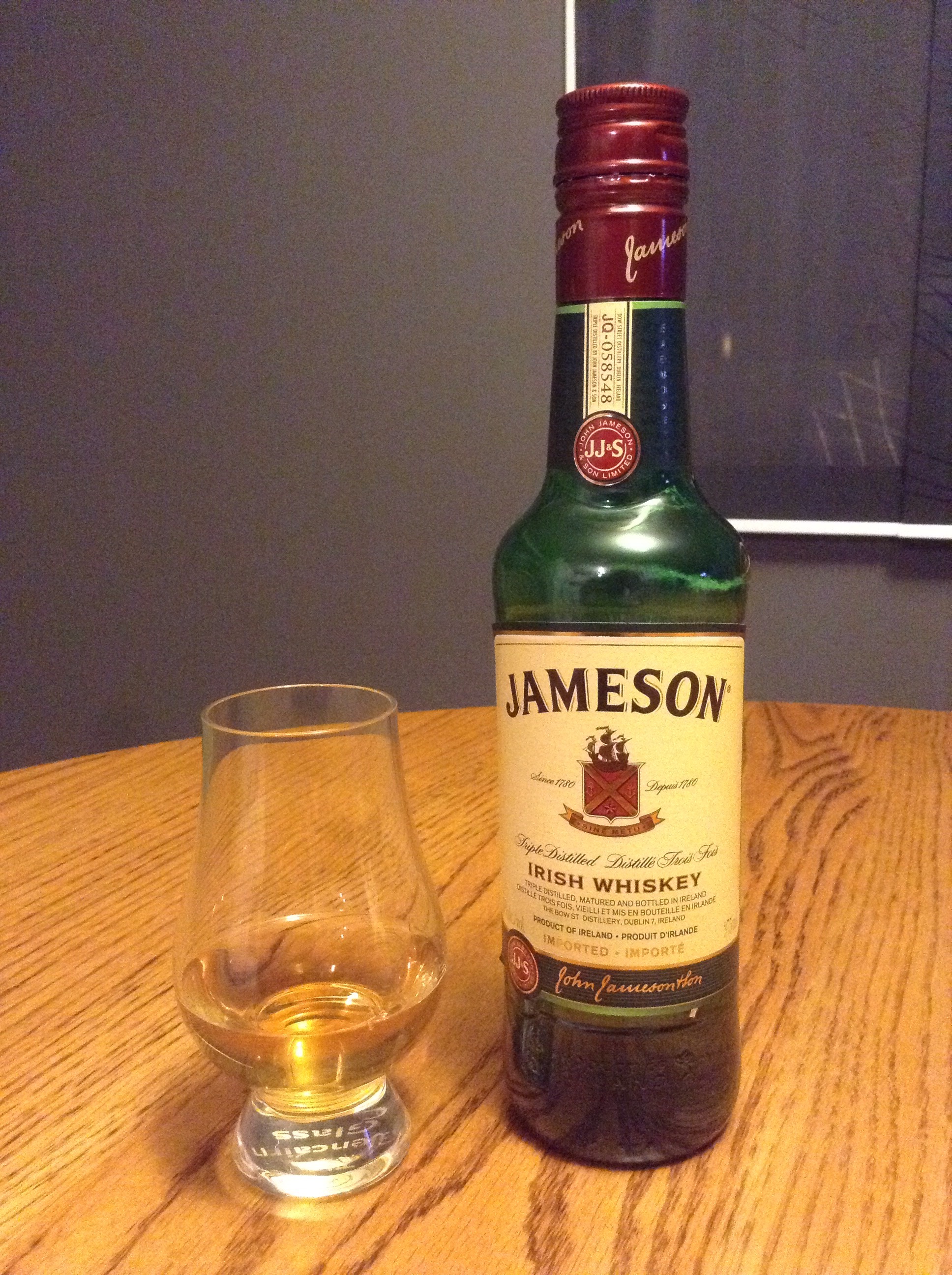 Jameson отзывы. Jameson виски. Виски Джейми джемисон. Jameson виски 0.7 градусы. Ирис виски джемисон.